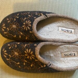 Taos Women 43/12 Woolderness Floral Wool Slip on Clog Slippers Lined embroidered